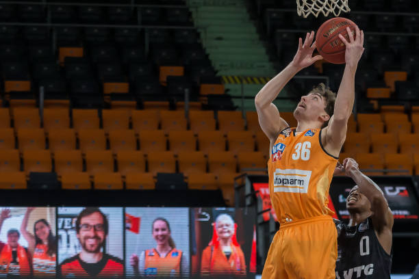 国乒率先闯 国乒率先闯